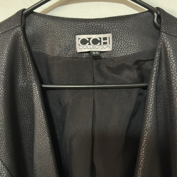 CCH Collection Black Faux Leather Crop Drape Style Blazer Jacket Sz XS - Picture 2 of 6